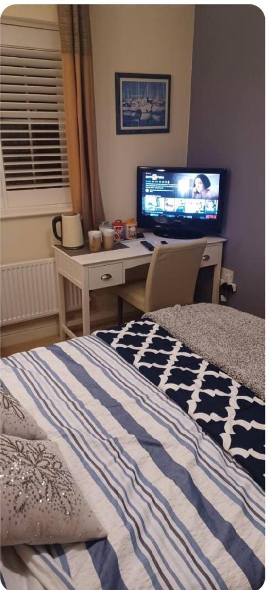 Aylesbury Lovely Double And Single Bedroom With Guest Only Bathroom Bierton