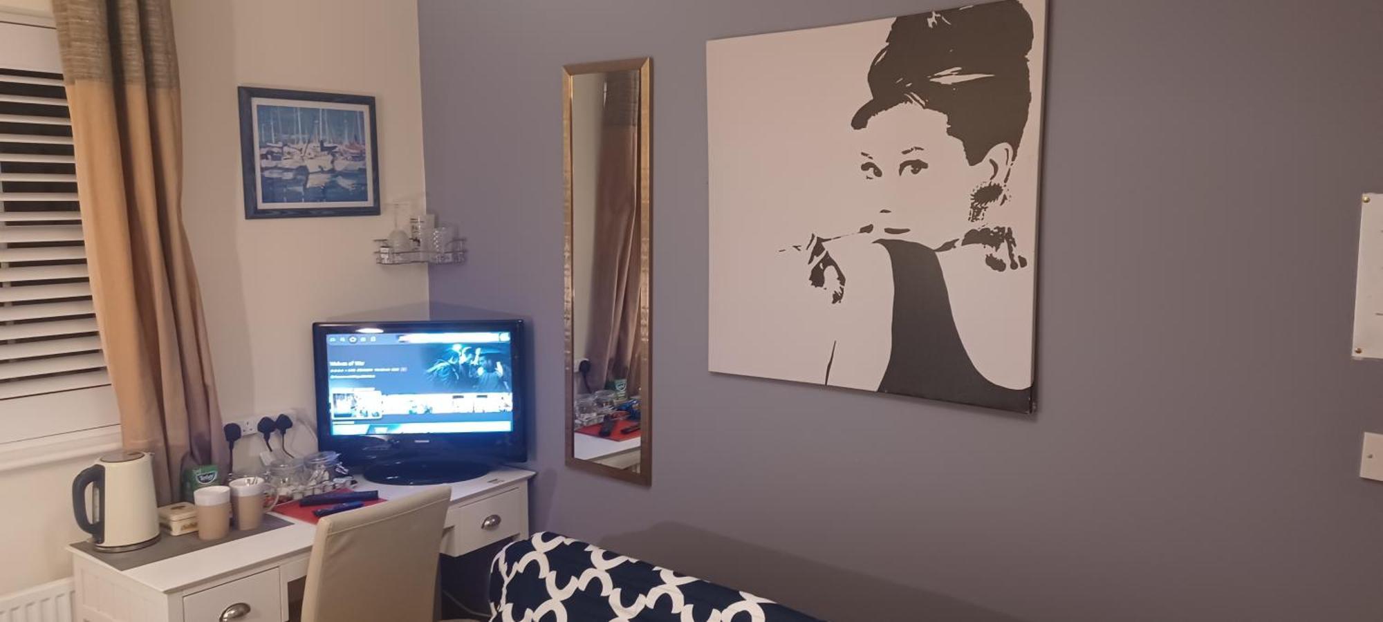 Aylesbury Lovely Double And Single Bedroom With Guest Only Bathroom *
